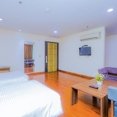 Hyphen Business Hotel Noida Exterior photo