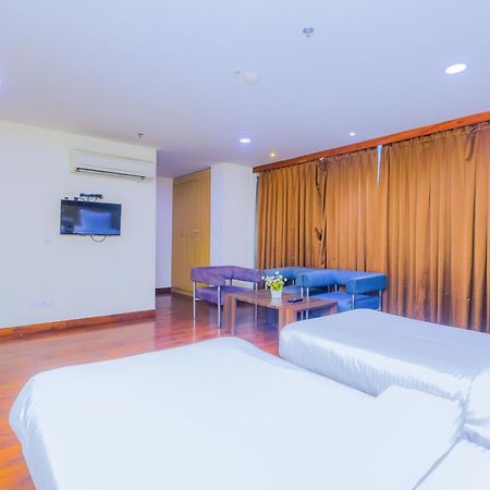 Hyphen Business Hotel Noida Exterior photo