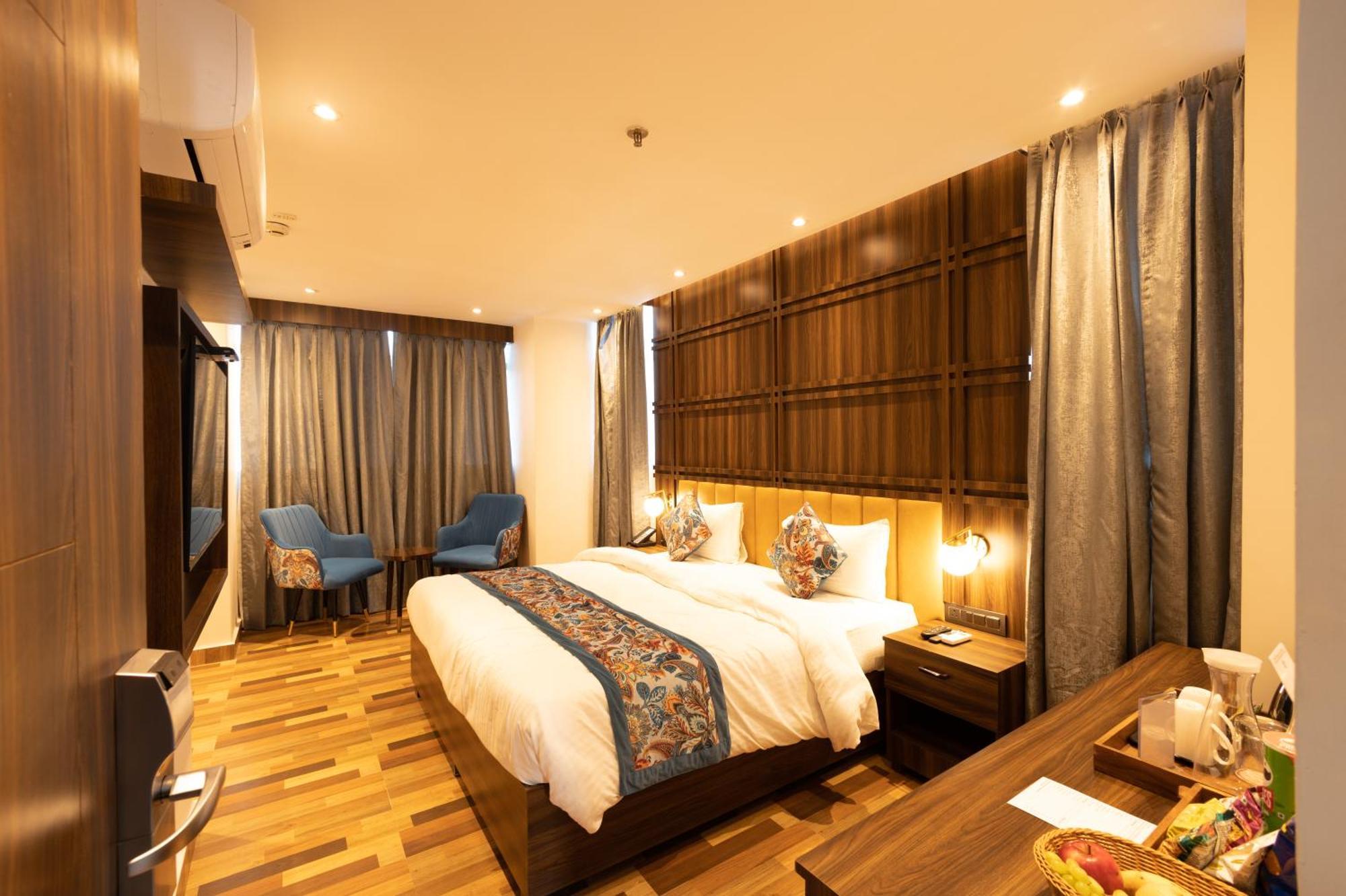 Hyphen Business Hotel Noida Exterior photo
