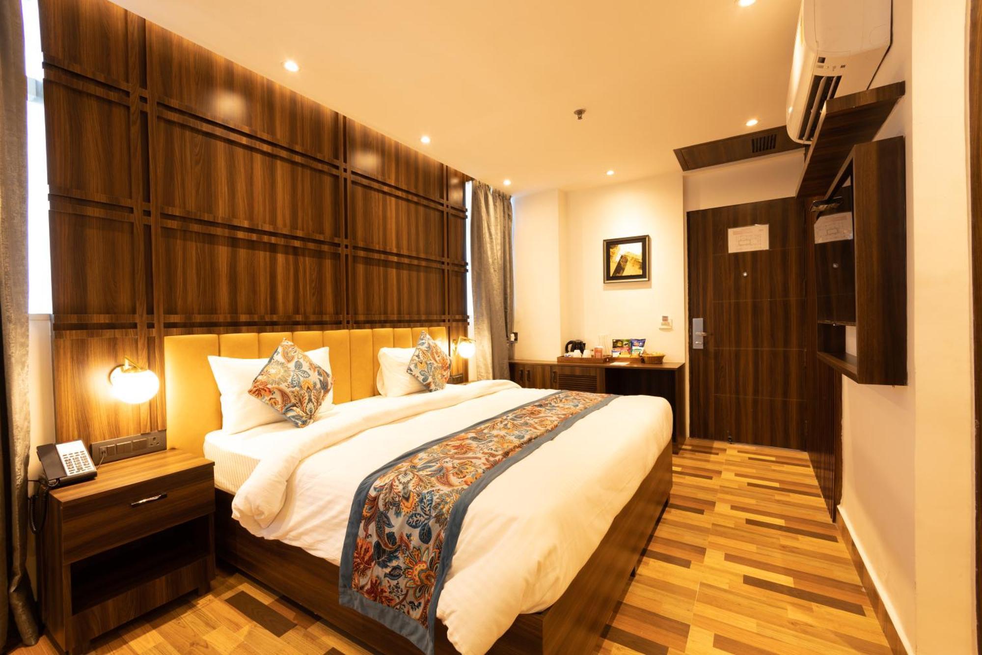 Hyphen Business Hotel Noida Exterior photo