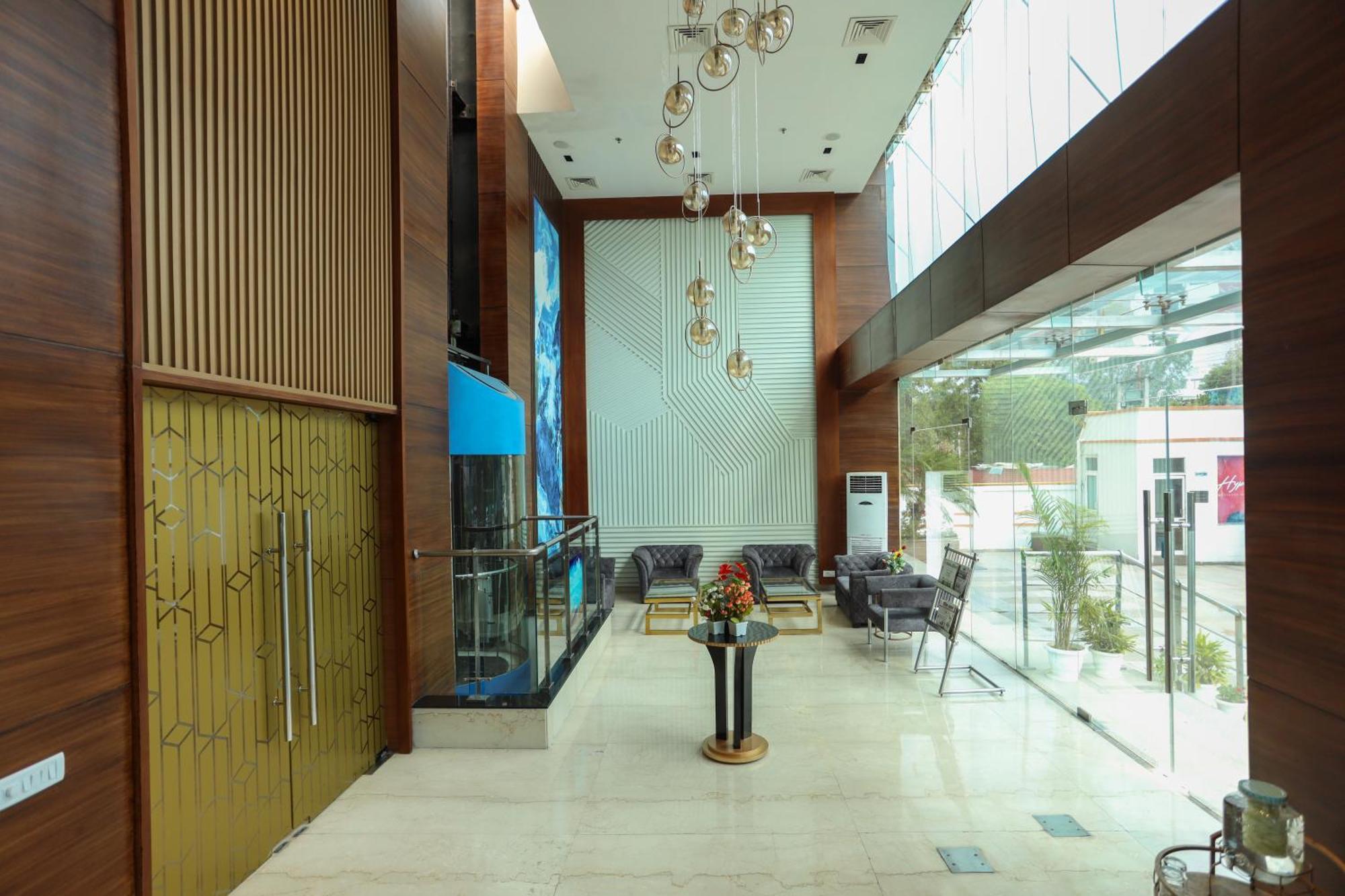 Hyphen Business Hotel Noida Exterior photo