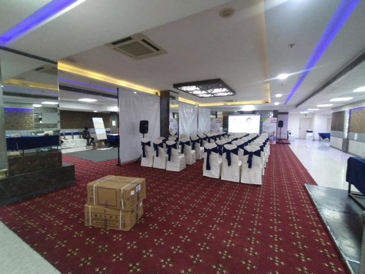 Hyphen Business Hotel Noida Exterior photo