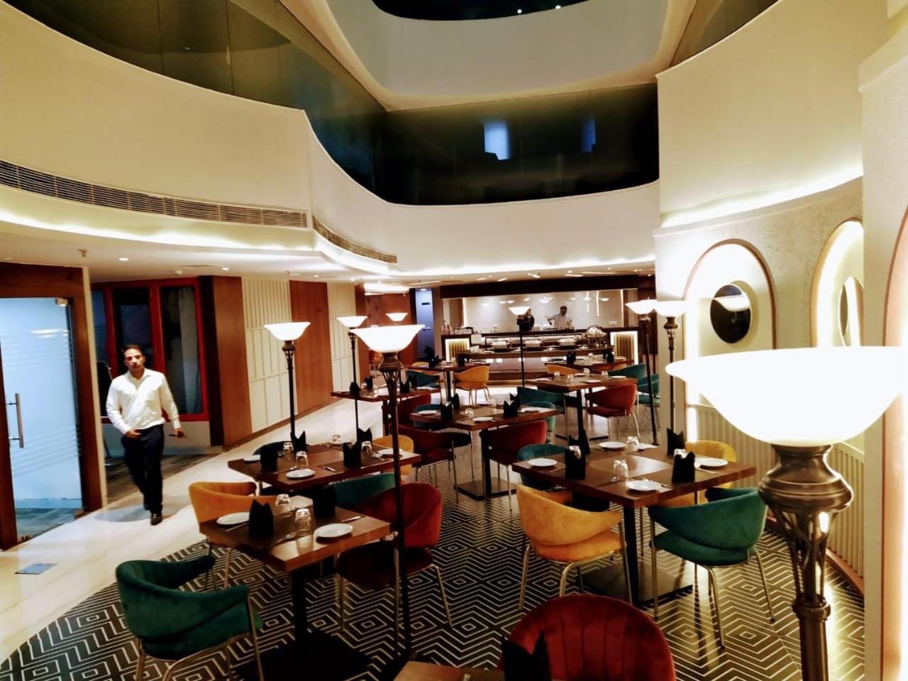 Hyphen Business Hotel Noida Exterior photo