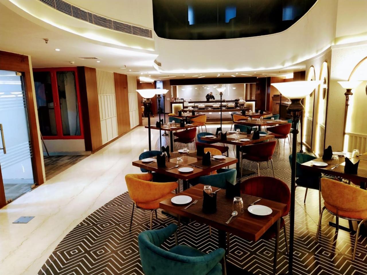 Hyphen Business Hotel Noida Exterior photo