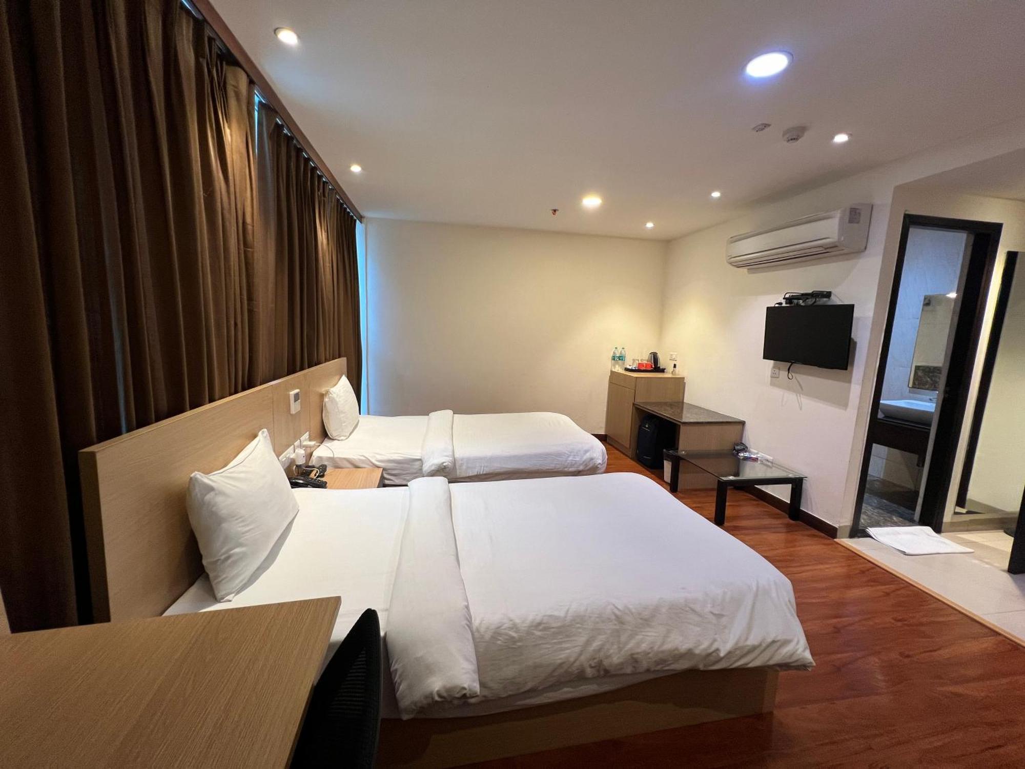 Hyphen Business Hotel Noida Exterior photo