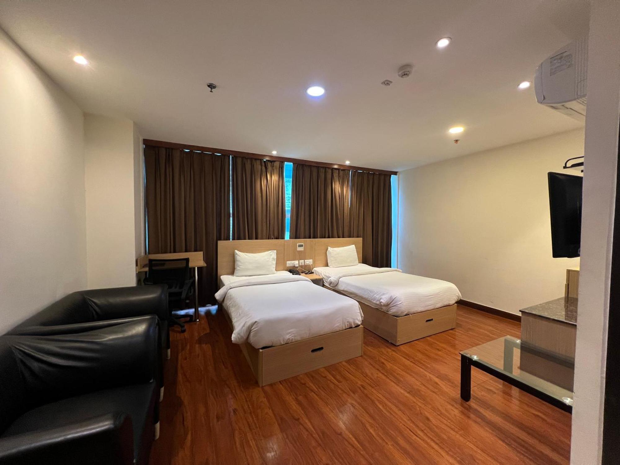 Hyphen Business Hotel Noida Exterior photo