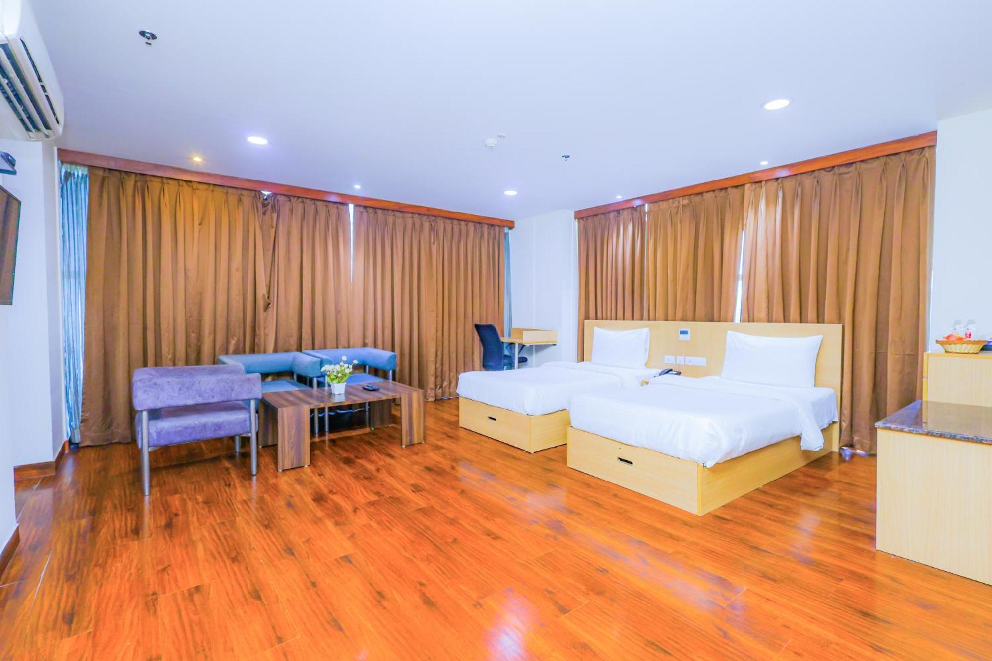 Hyphen Business Hotel Noida Exterior photo