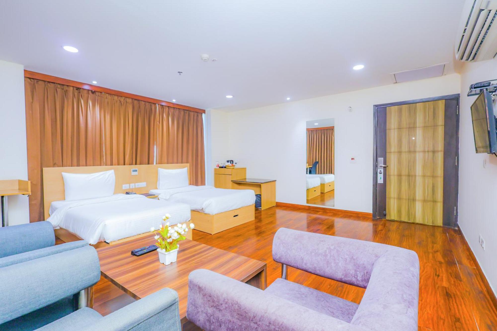 Hyphen Business Hotel Noida Exterior photo