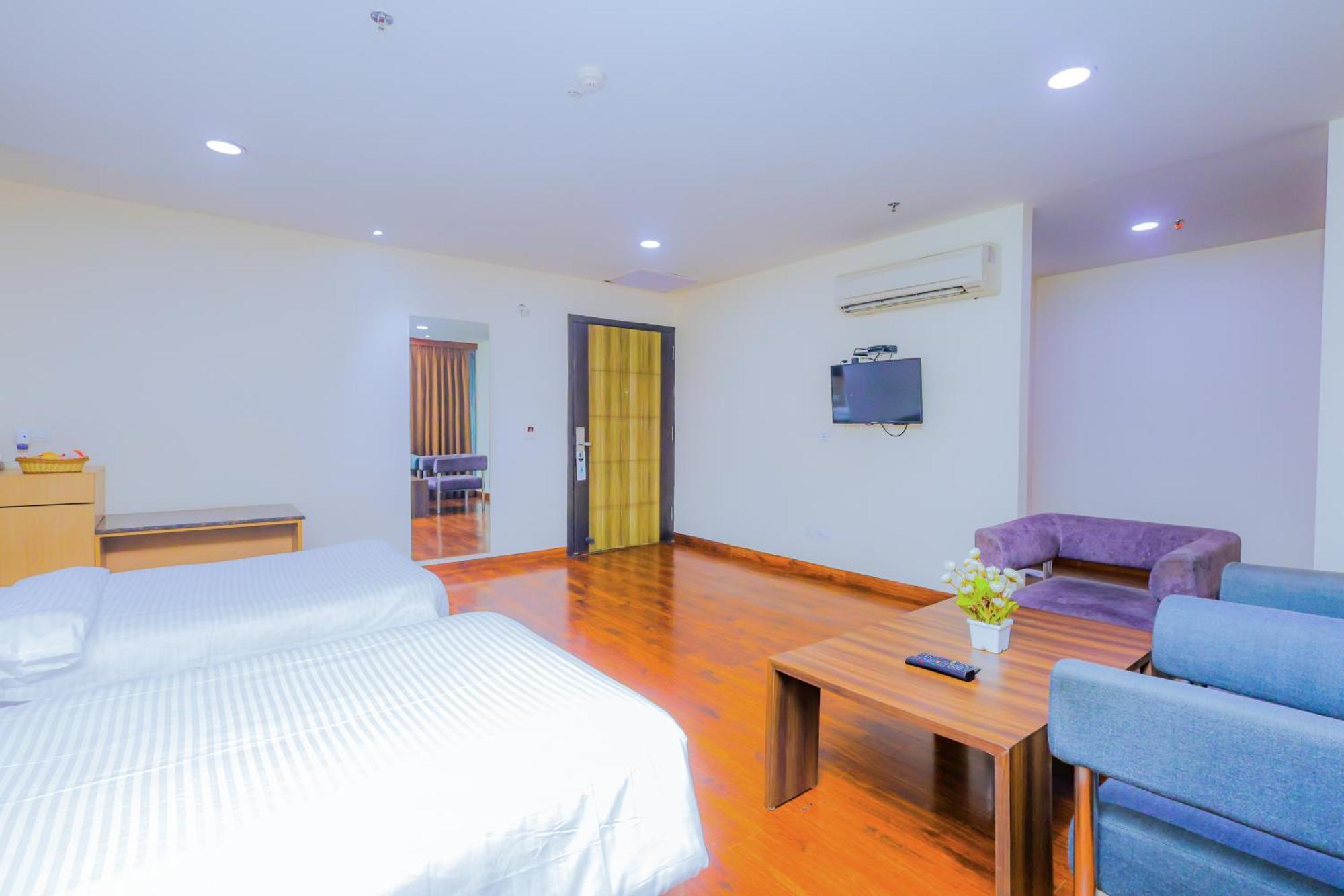 Hyphen Business Hotel Noida Exterior photo