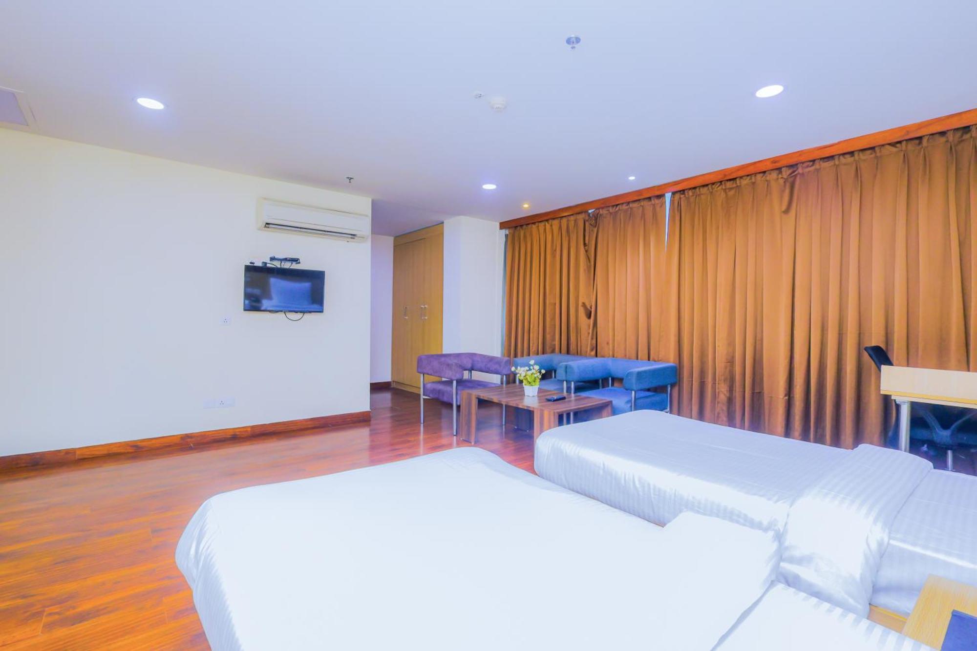 Hyphen Business Hotel Noida Exterior photo