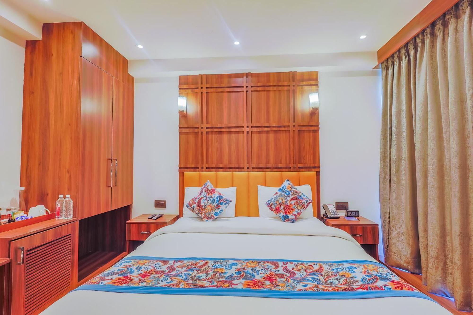 Hyphen Business Hotel Noida Exterior photo
