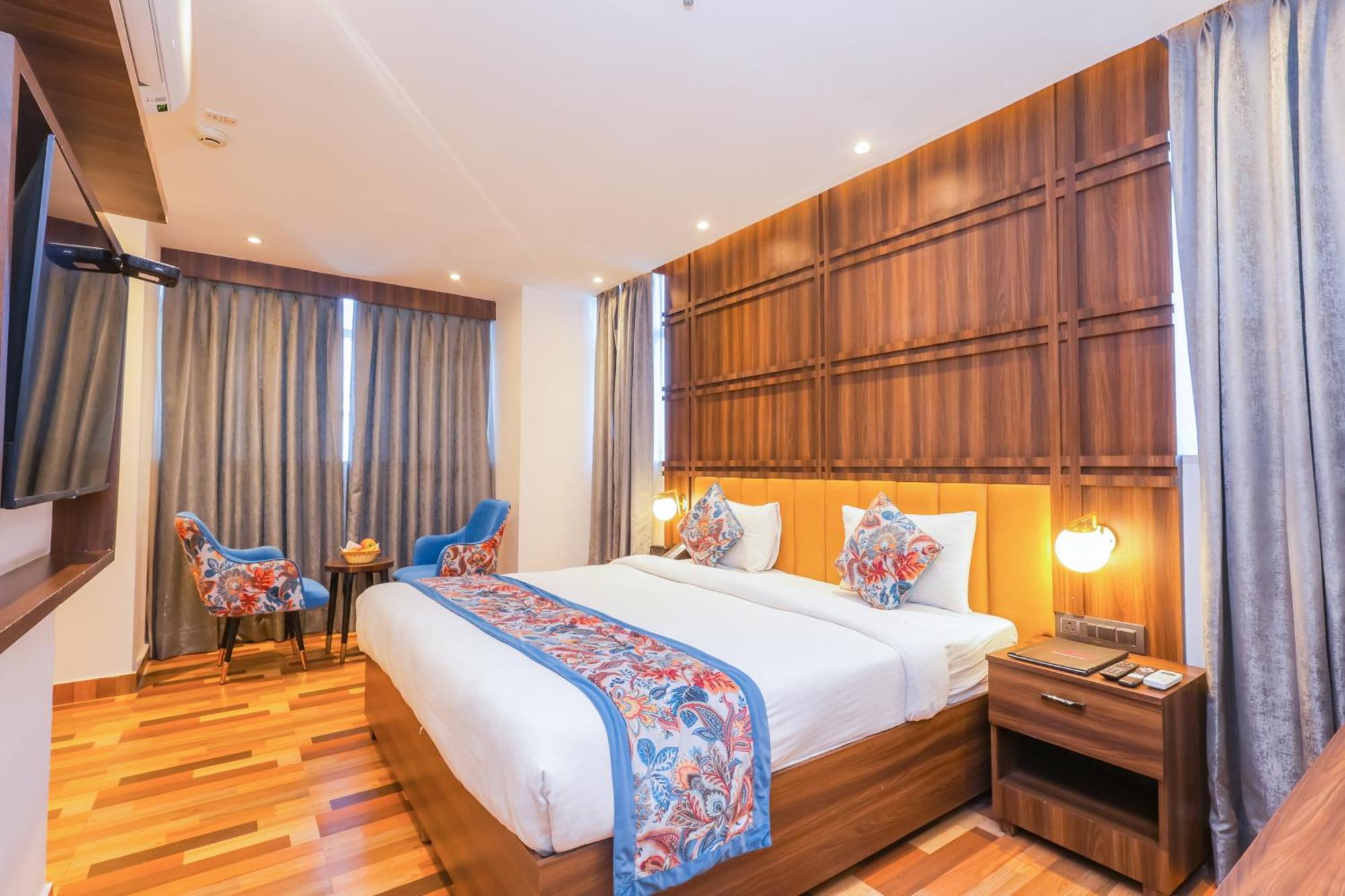 Hyphen Business Hotel Noida Exterior photo