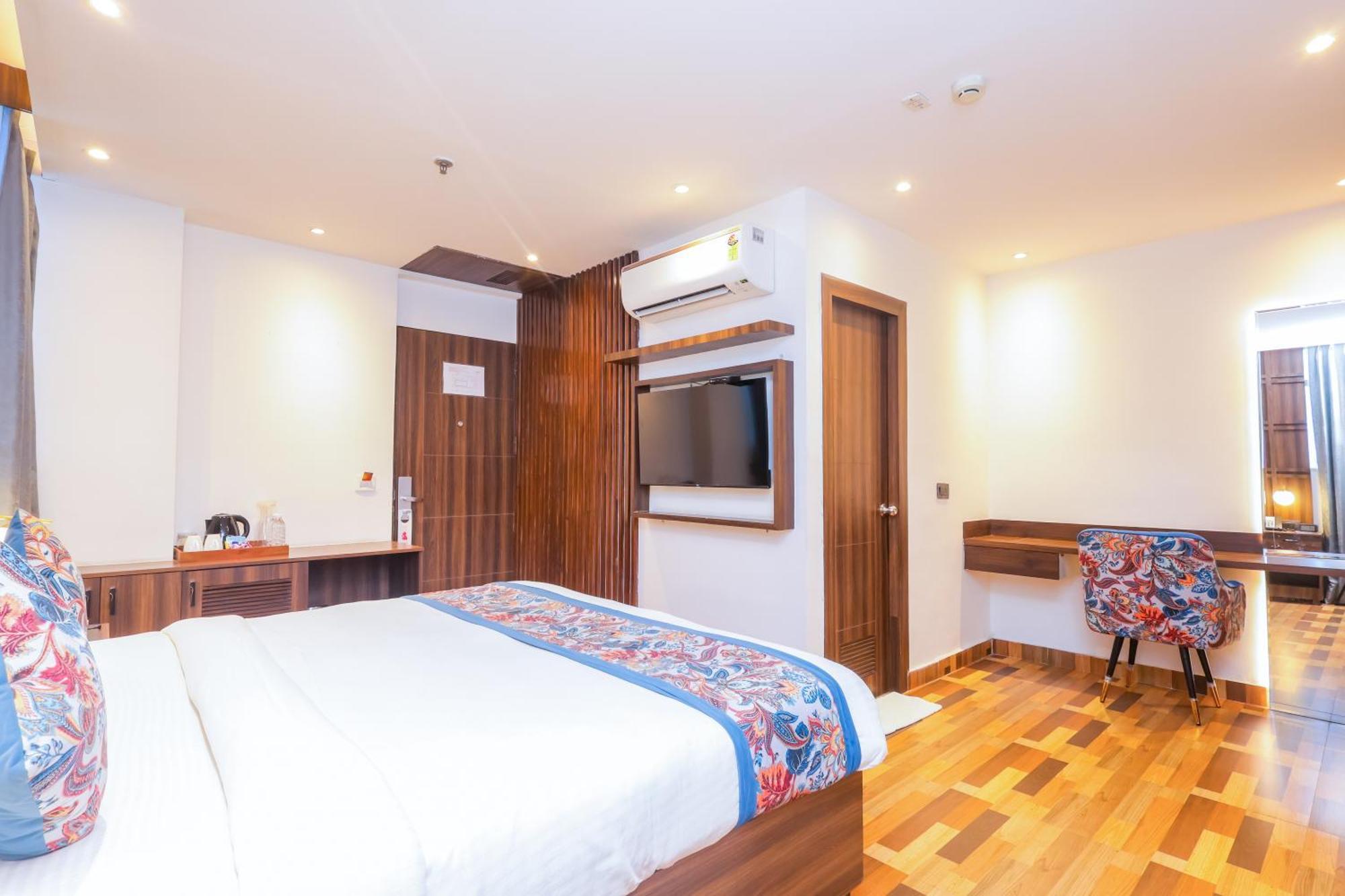 Hyphen Business Hotel Noida Exterior photo