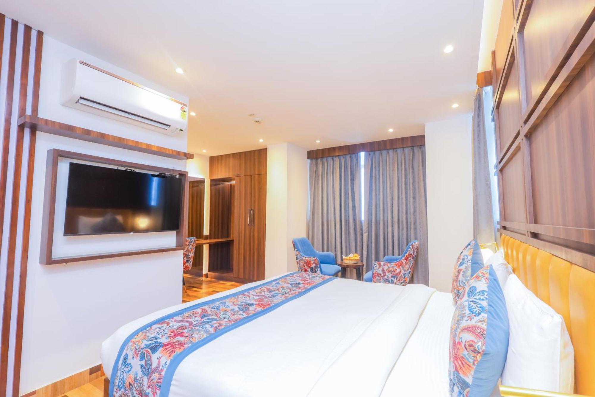 Hyphen Business Hotel Noida Exterior photo