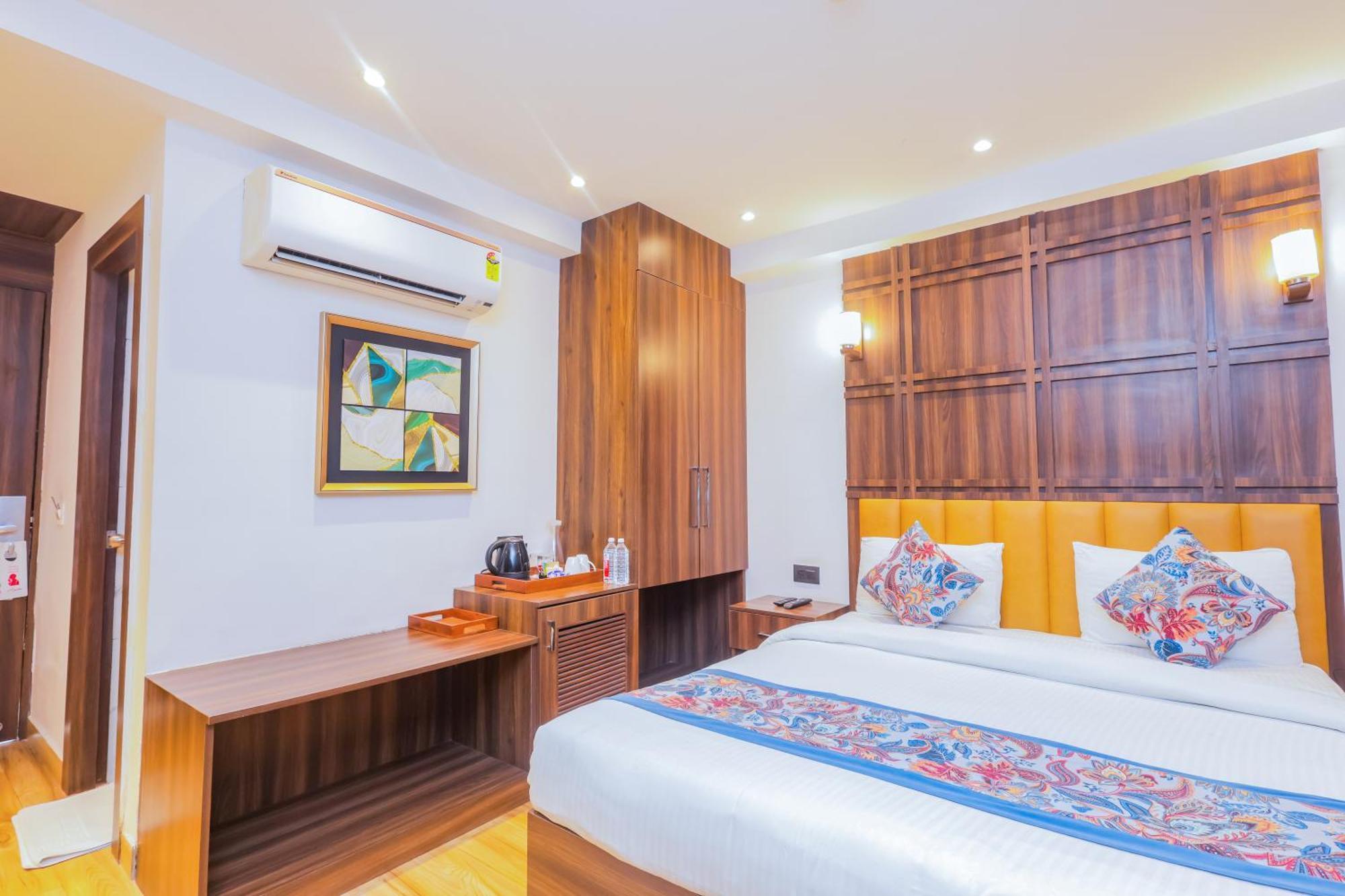 Hyphen Business Hotel Noida Exterior photo
