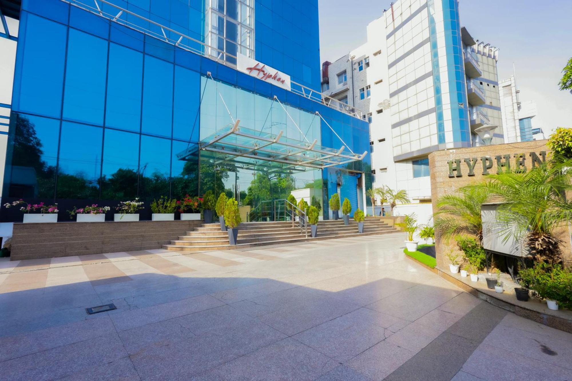Hyphen Business Hotel Noida Exterior photo
