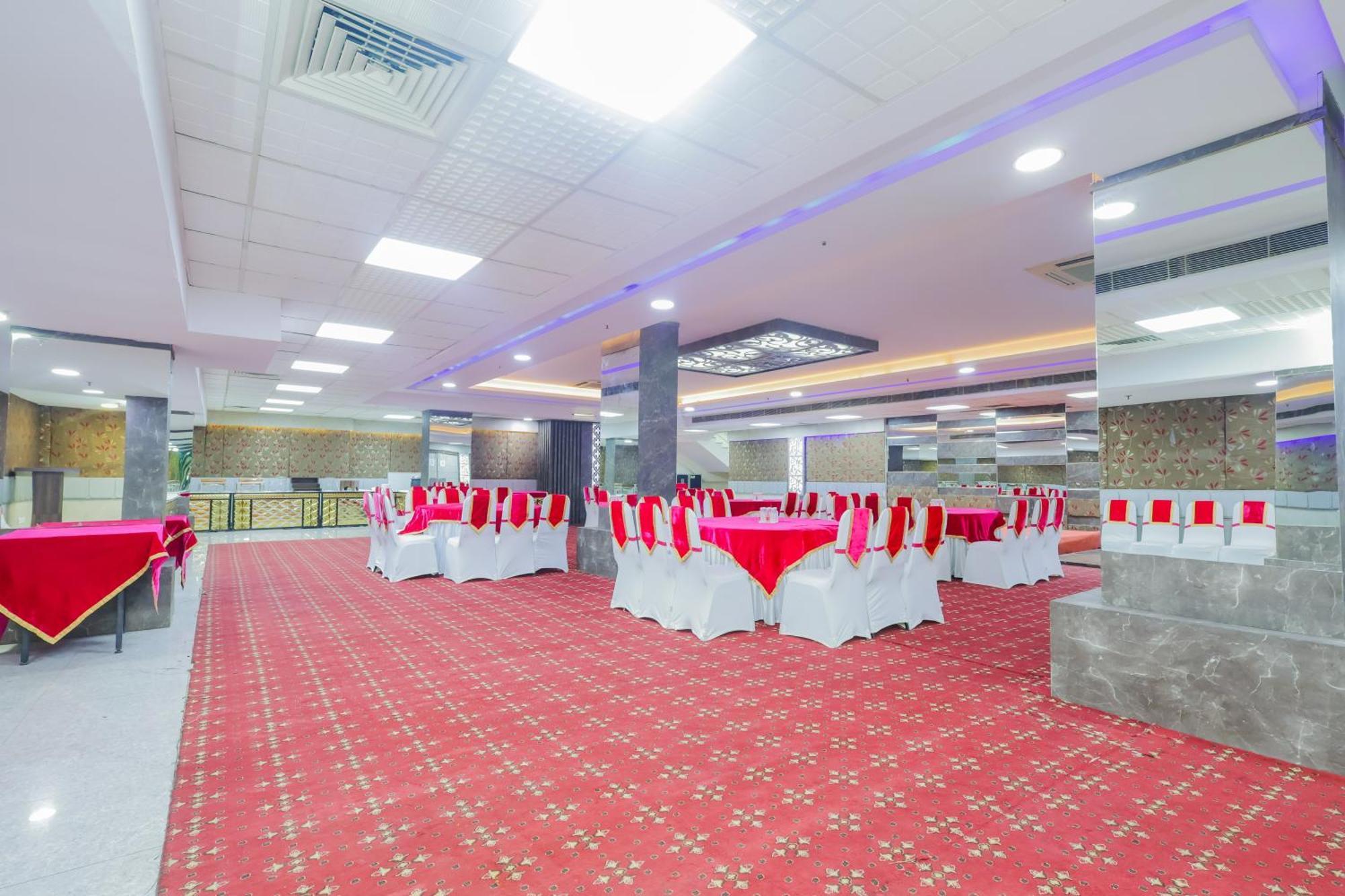 Hyphen Business Hotel Noida Exterior photo