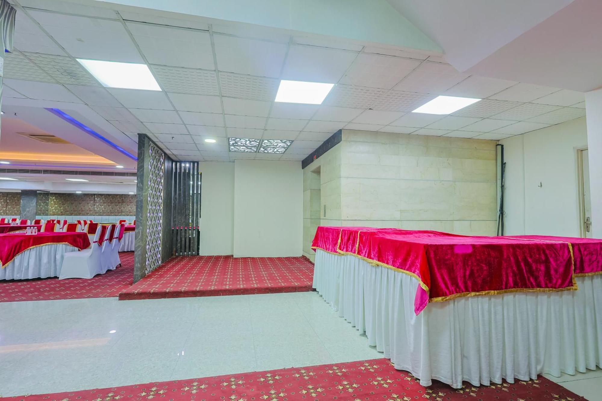 Hyphen Business Hotel Noida Exterior photo