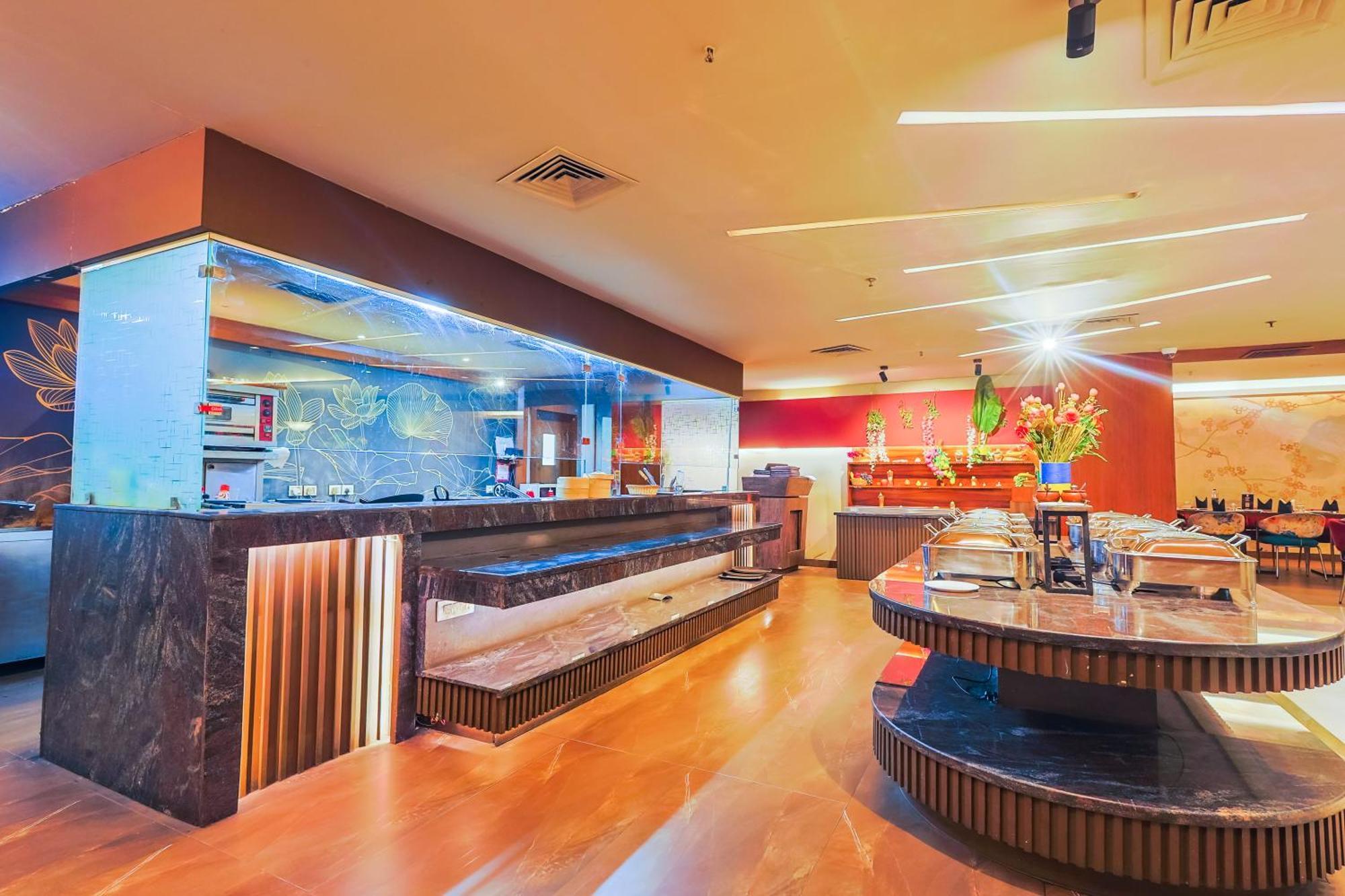 Hyphen Business Hotel Noida Exterior photo