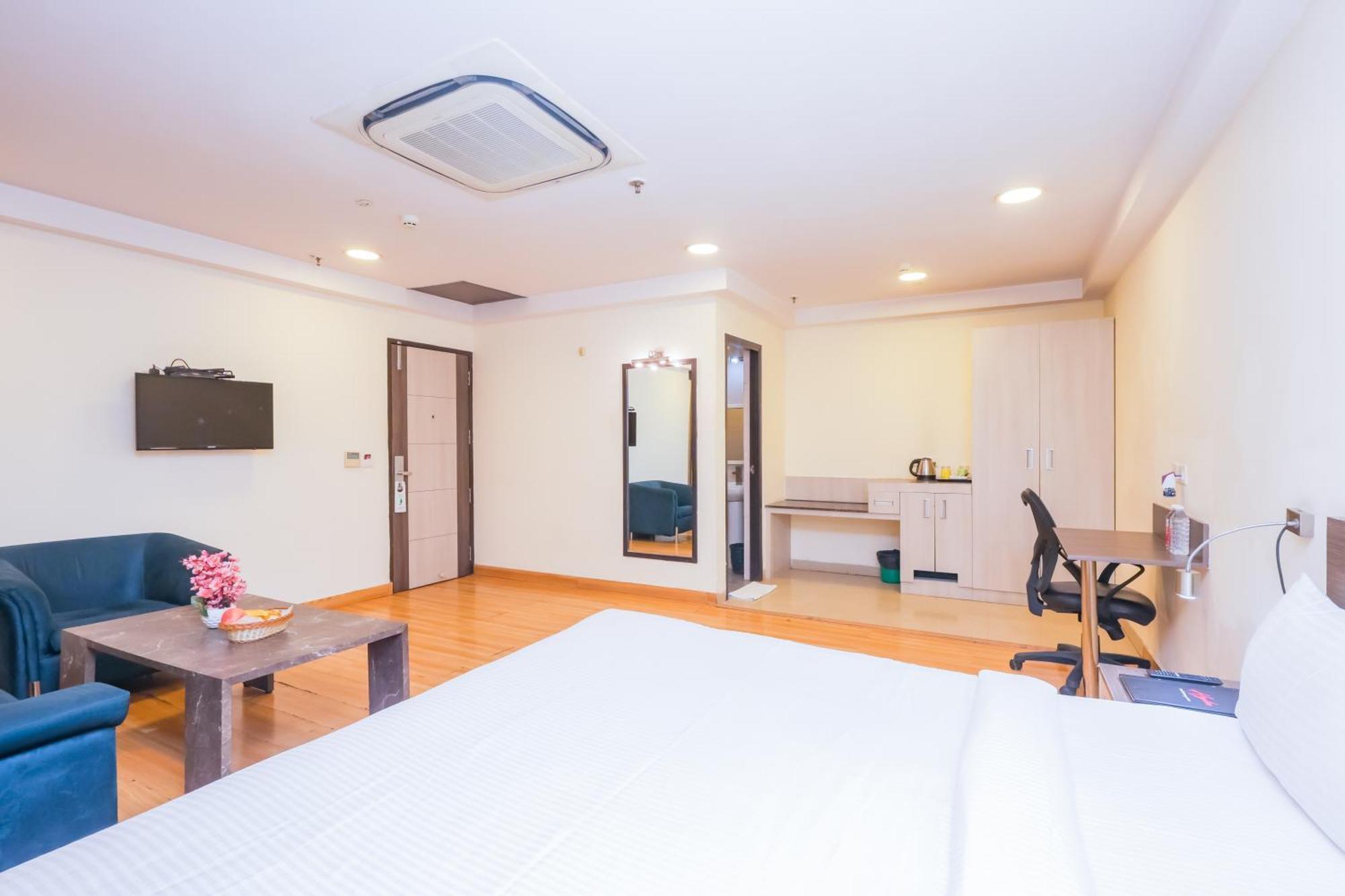 Hyphen Business Hotel Noida Exterior photo