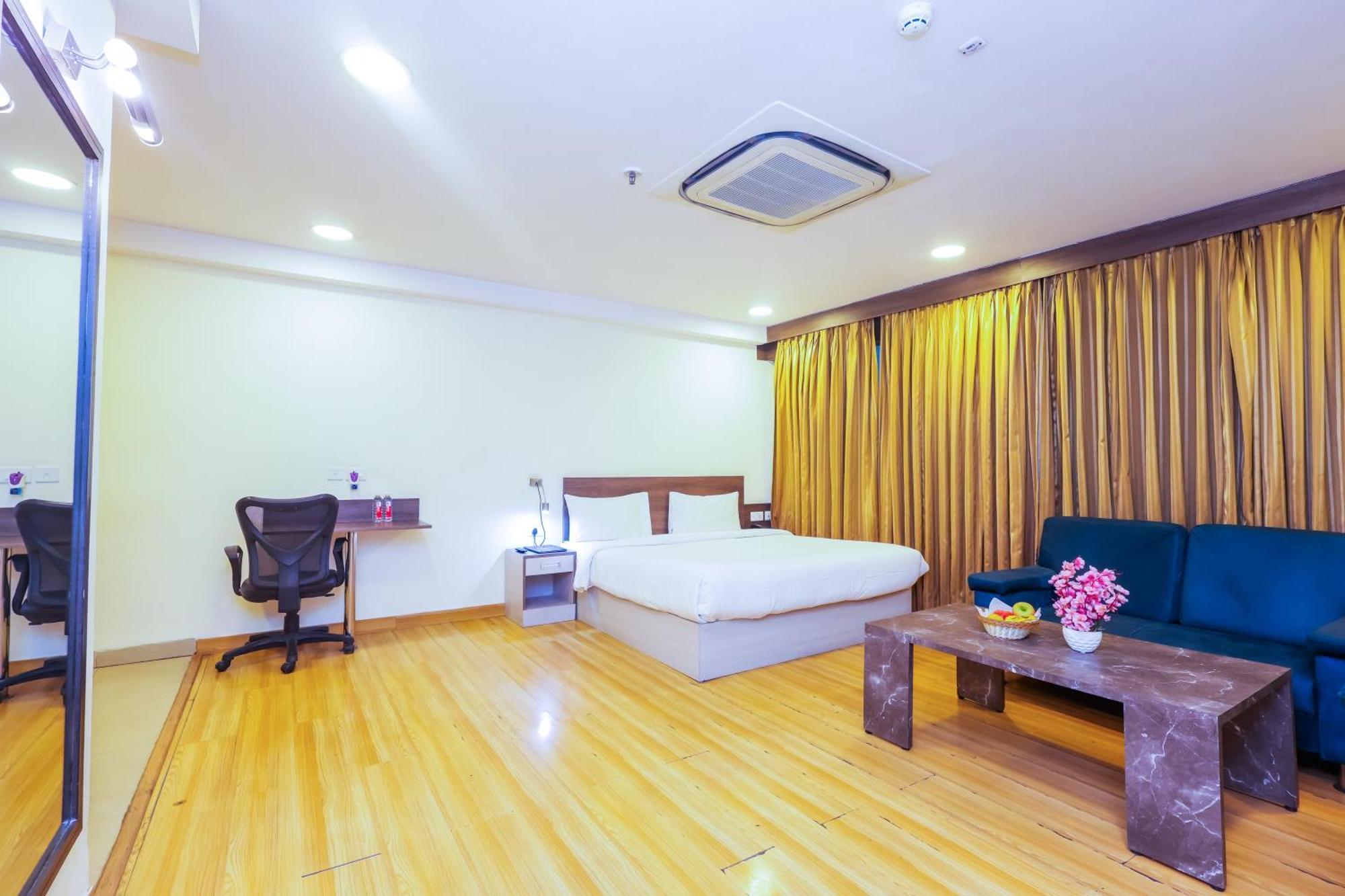 Hyphen Business Hotel Noida Exterior photo