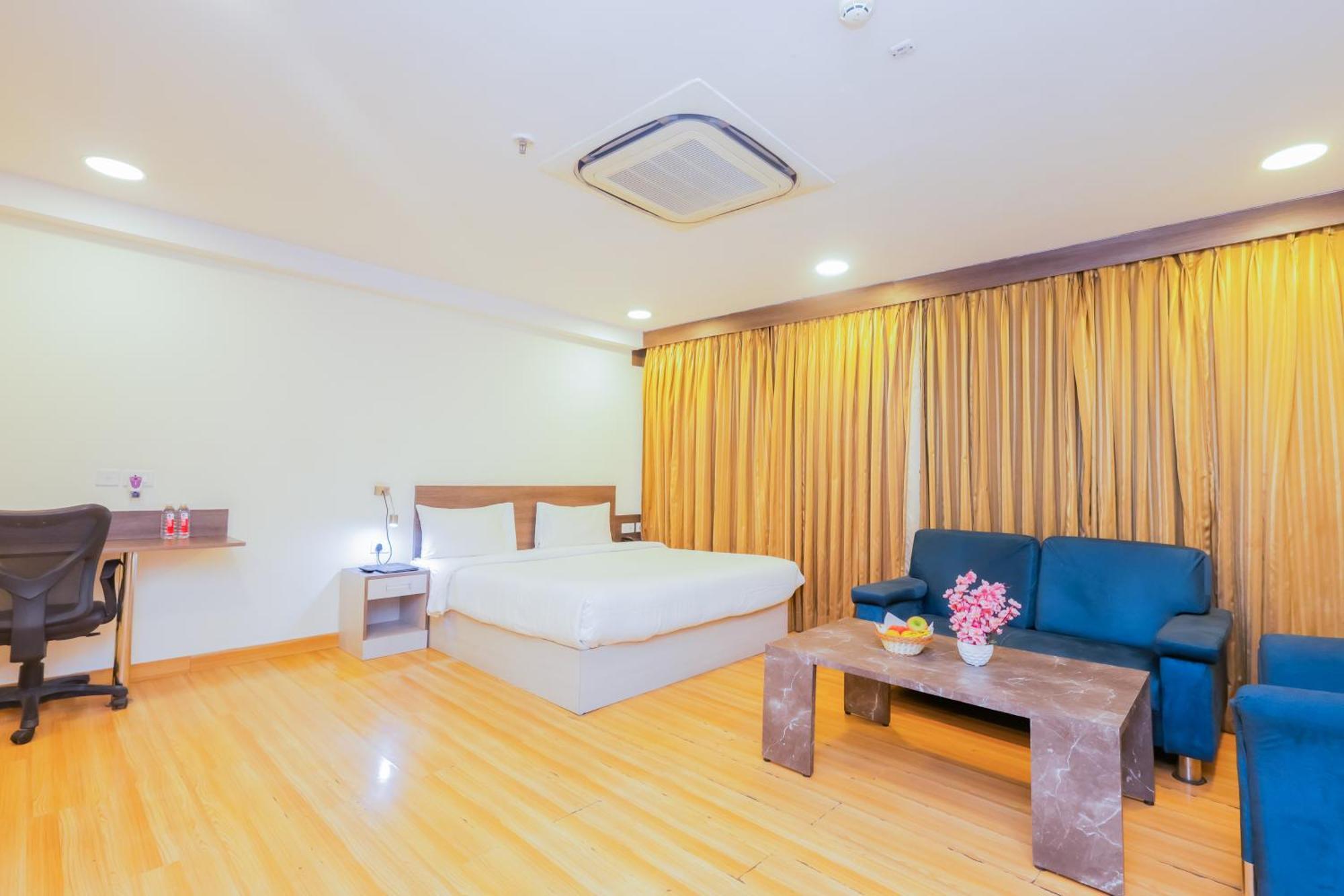 Hyphen Business Hotel Noida Exterior photo